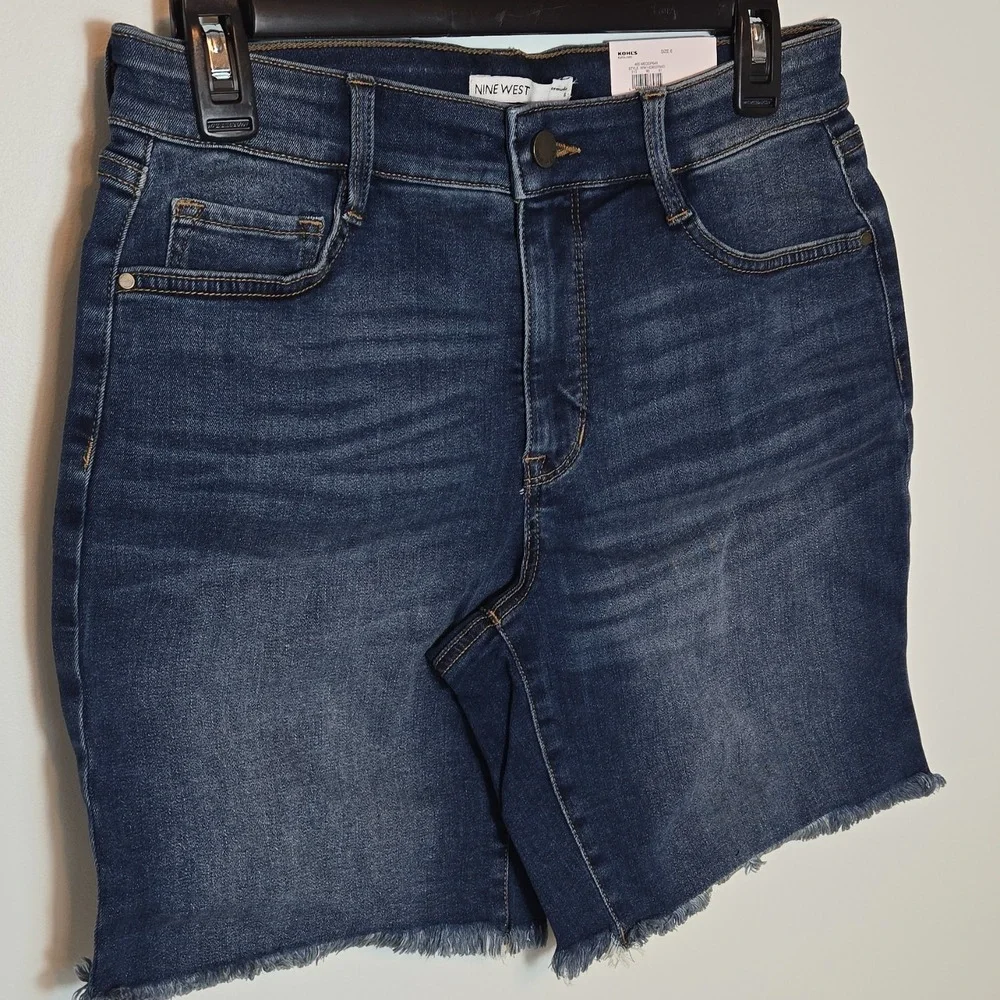 Nine West Denim Shorts, Medium Blue, Fringed Cuff, Size 4, NWT‎